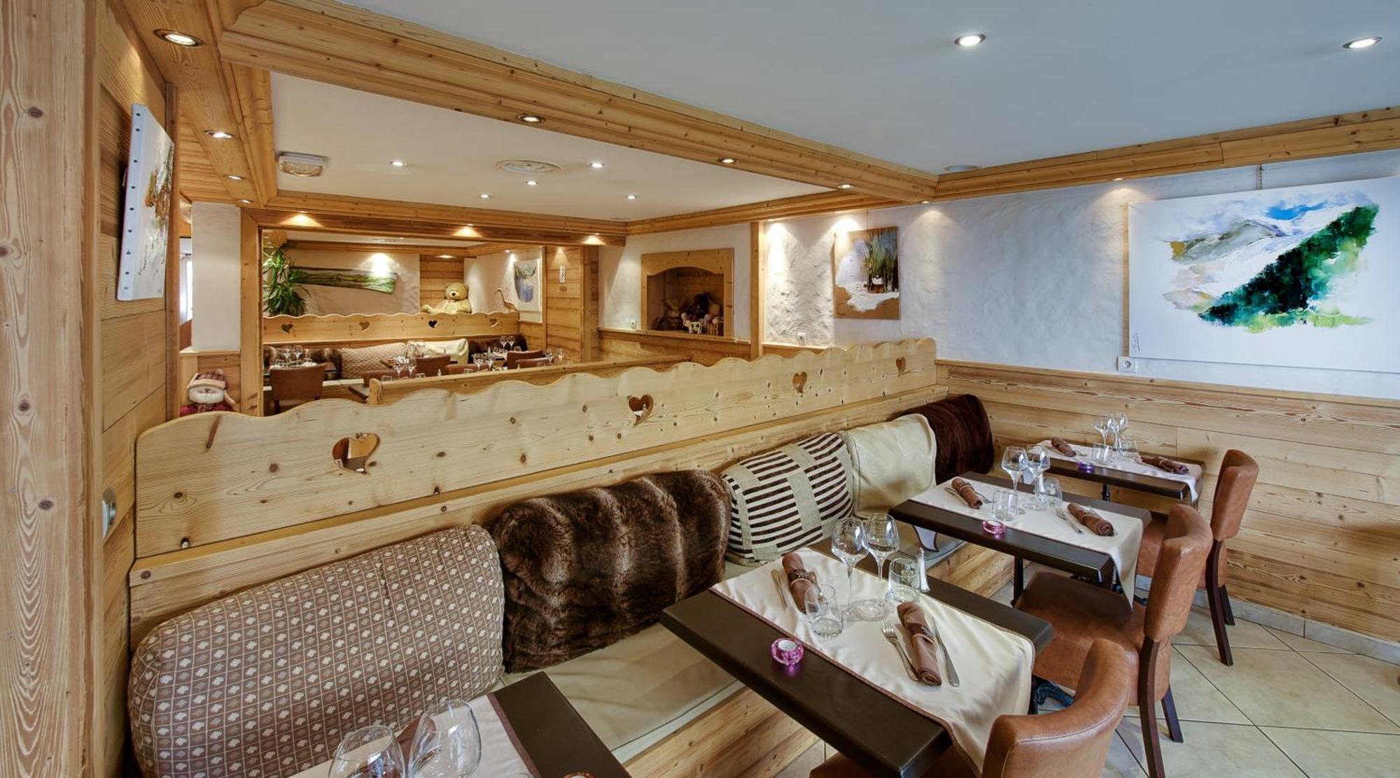 Hotel Du Commerce Thones Bagian luar foto