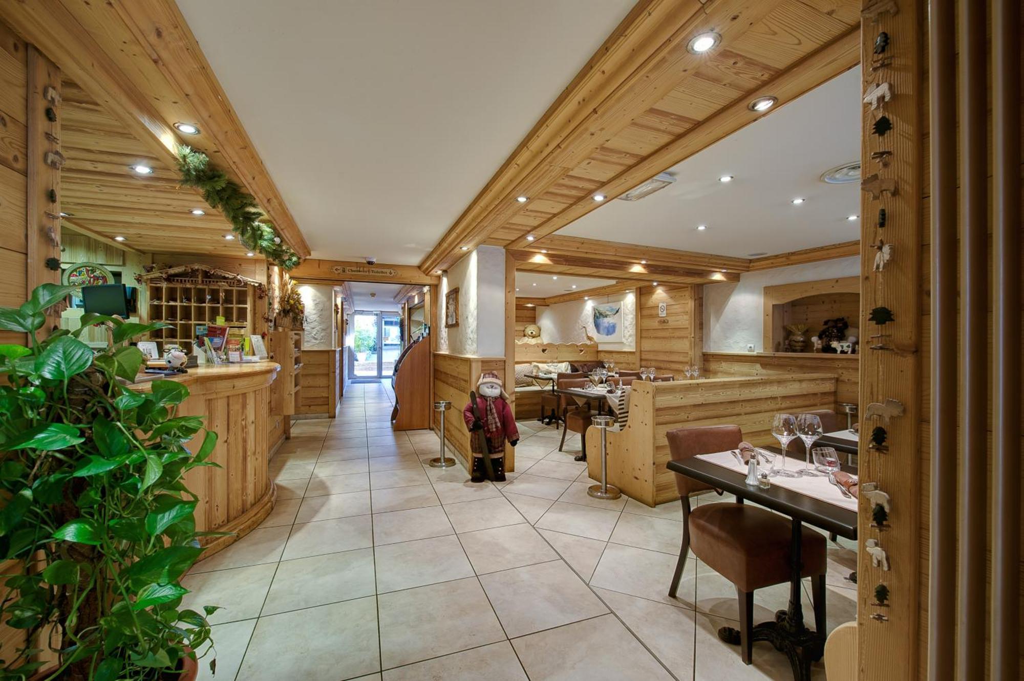 Hotel Du Commerce Thones Bagian luar foto