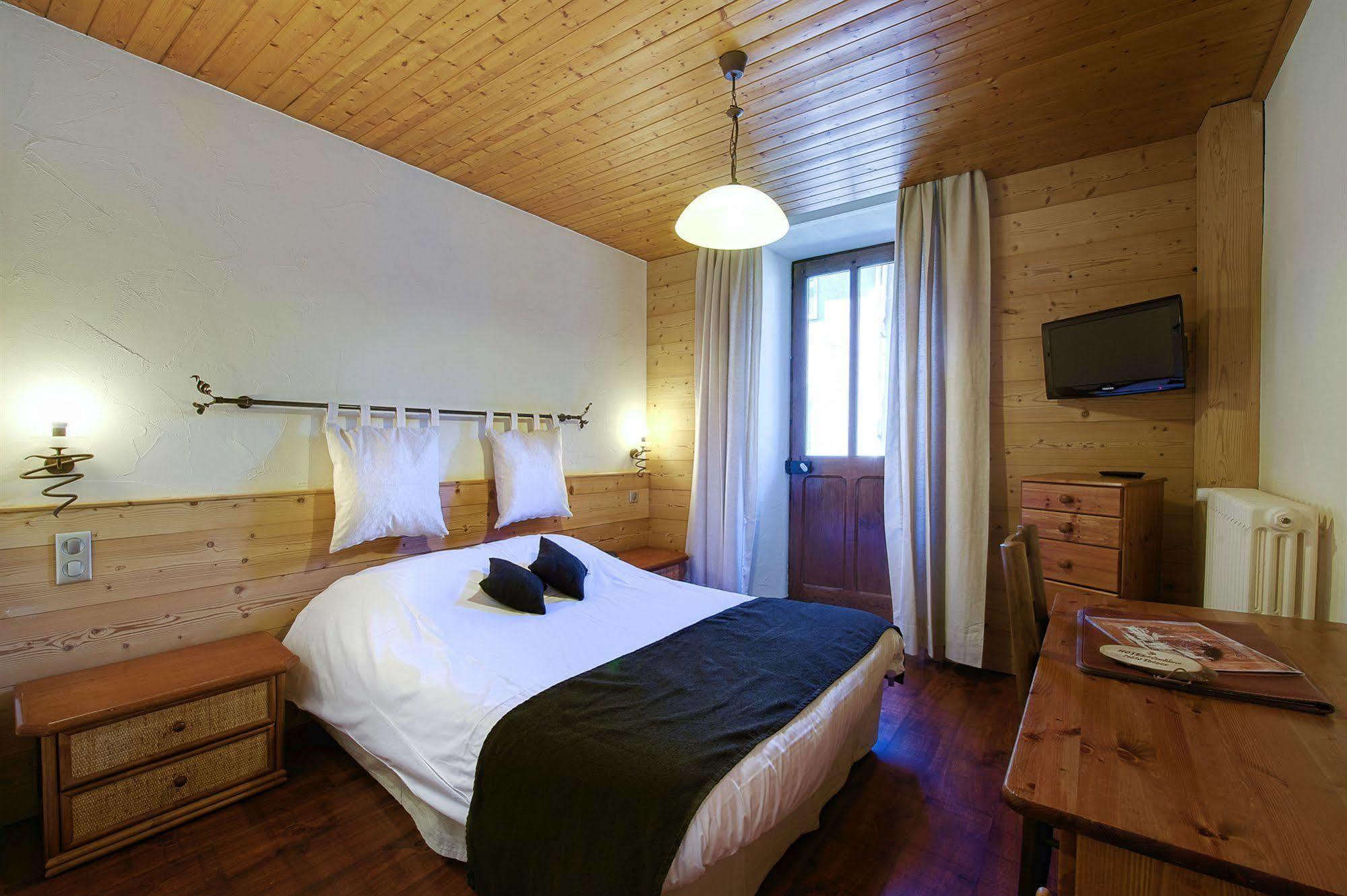 Hotel Du Commerce Thones Bagian luar foto