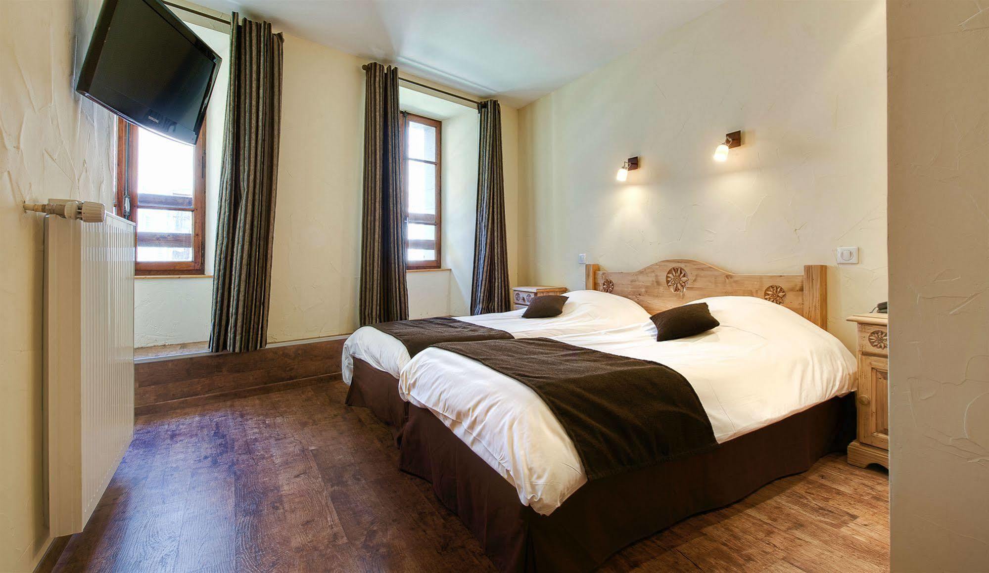 Hotel Du Commerce Thones Bagian luar foto