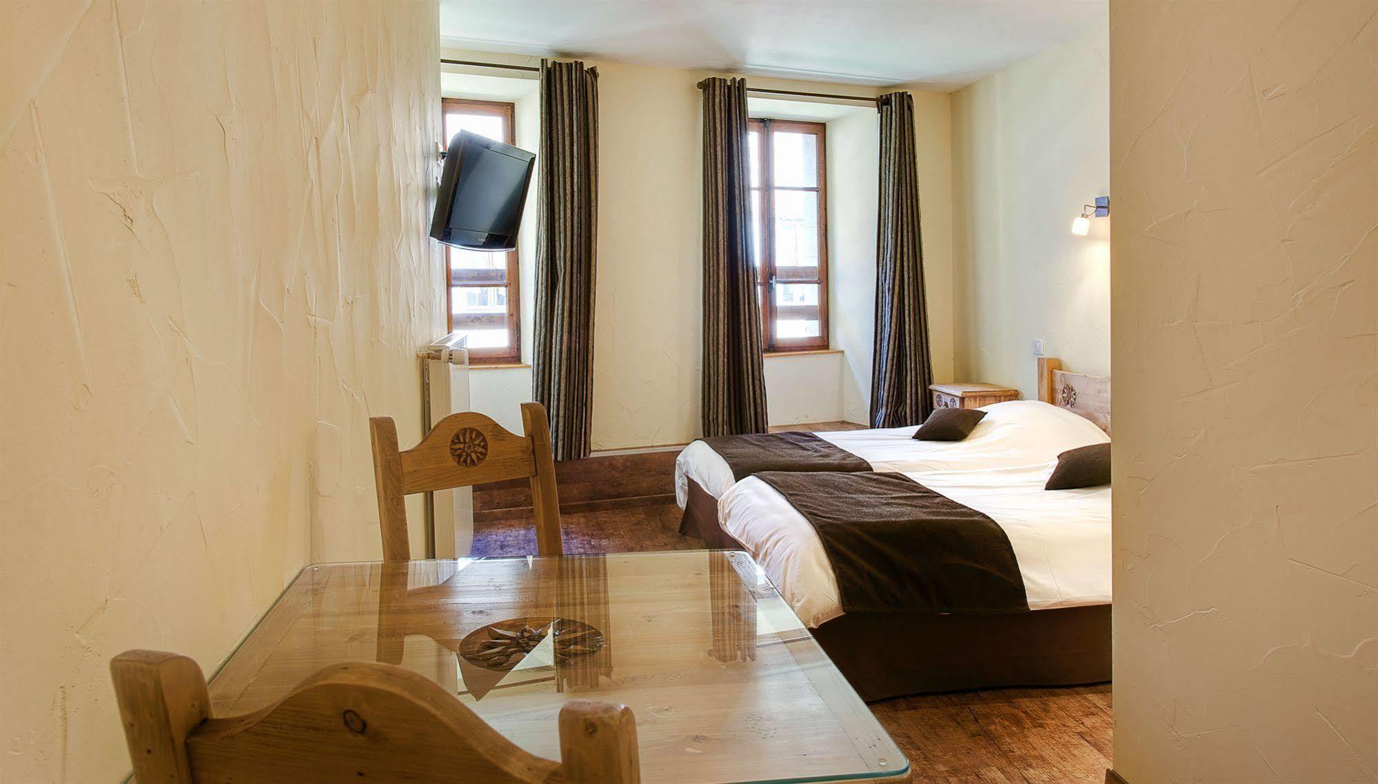 Hotel Du Commerce Thones Bagian luar foto